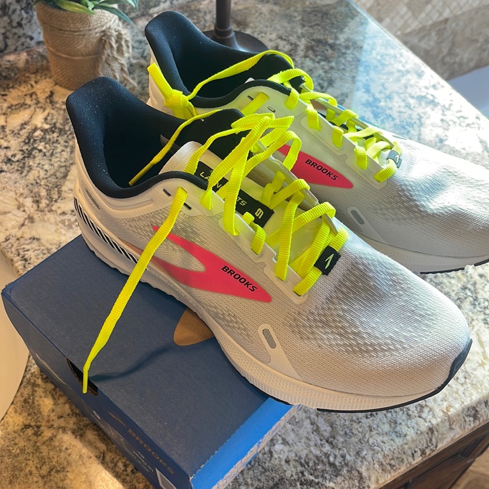 Brand New Womens Brooks Launch GTS 9 never worn